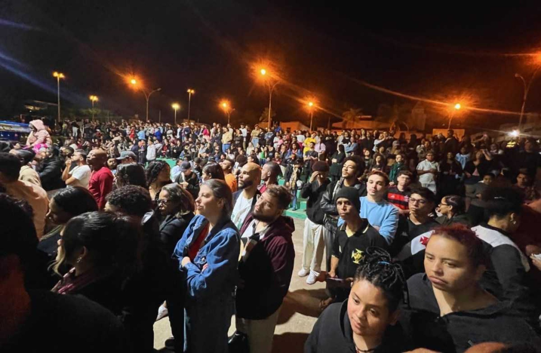 Grande público assiste ao espetáculo da Arroxa o Nó fora das arquibancadas, no Paranoá.  