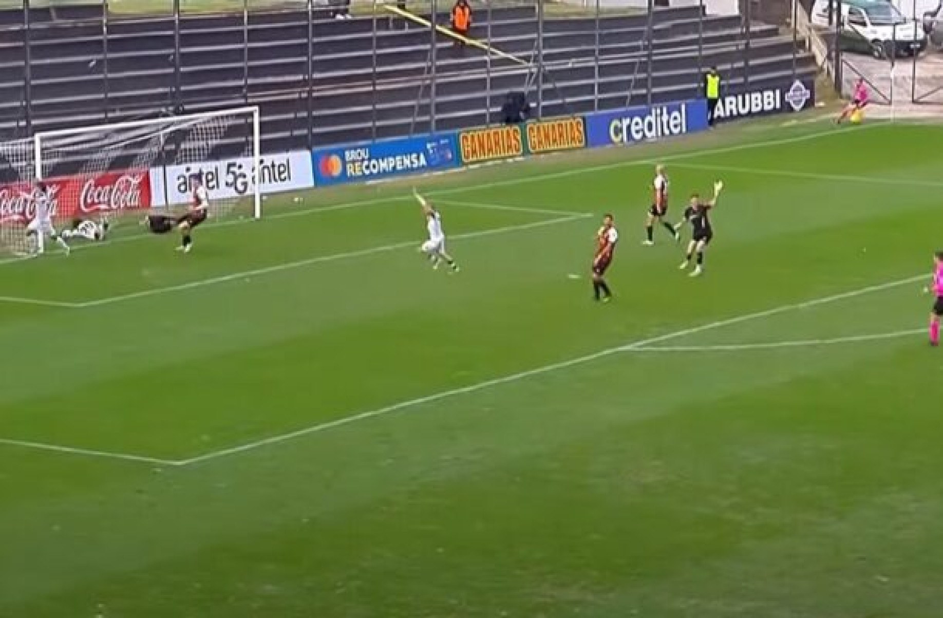 Gols bisonhos marcam partida da reta final no Apertura uruguaio