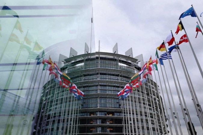 Bandeiras de países do bloco diante do prédio do Parlamento Europeu, em Estrasburgo, no leste da França  -  (crédito: Frederik Florin/AFP)
