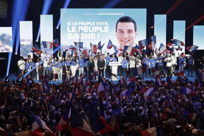O partido ultraconservador Reagrupamento Nacional celebra o candidato Jordan Bardella (C), na presença da presidente  da legenda, Maria Le Pen, em Paris       -  (crédito: Stephane de Sakutin/AFP)