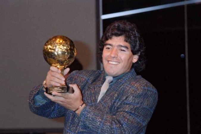 Maradona com a Bola de Ouro da Copa de 1986  -  (crédito: (Photo by Pascal GEORGE / AFP) (Photo by PASCAL GEORGE/AFP via Getty Images))
