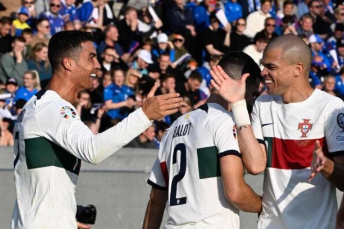 Pepe pode voltar a atuar com Cristiano Ronaldo em um clube  -  (crédito: Halldor Kolbeins/AFP via Getty Images)