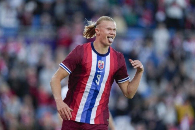 Haaland em disputa de bola com jogadores de Kosovo - Foto: Fredrik Varjell/AFP via Getty Images -  (crédito: Fredrik Varjell/AFP via Getty Images)