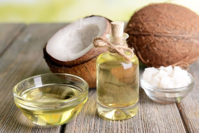 O óleo de coco é um poderoso aliado na hidratação do cabelo e da pele (Imagem: Africa Studio | Shutterstock) 
 -  (crédito: EdiCase - Beleza -> Revista)