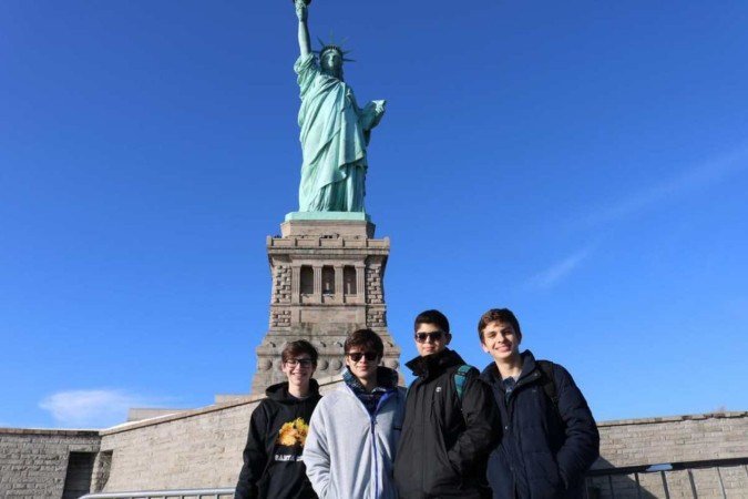 Antônio Vitor e amigos de intercâmbio em um passeio a Nova York