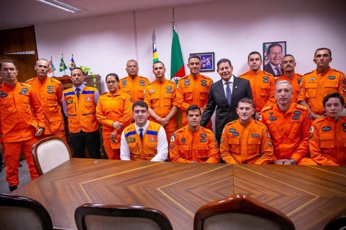 Grupo de bombeiros foi recebido no gabinete do senador Hamilton Mourão -  (crédito: Divulgação/Assessoria Hamilton Mourão)