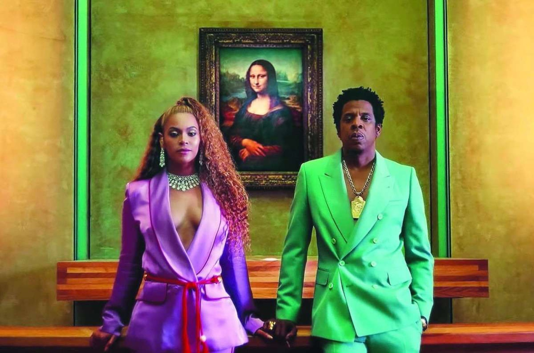Cena do clipe Apeshit, em que Beyoncé e Jay-Z usam looks coordenados, em cores complementares 