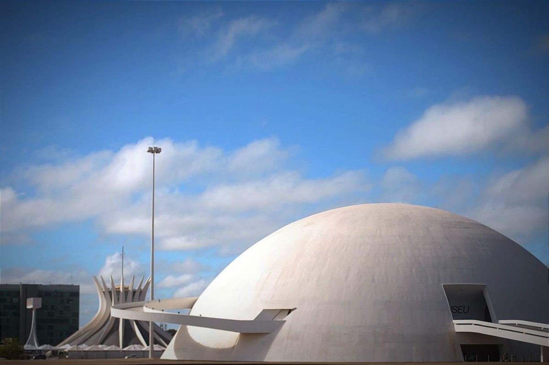 Museu Nacional da República. O museu e a Biblioteca Nacional de Brasília formam o Complexo Cultural da República João Herculino.