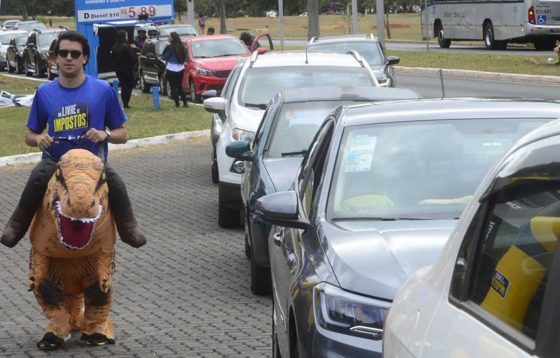 Dia Livre de Impostos: motoristas aguardam mais de três horas para aproveitar promoção