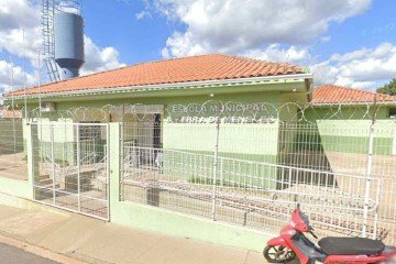 Diretor chama PM para professora que tirou 2 iogurtes da cantina em escola - Rede de Noticias