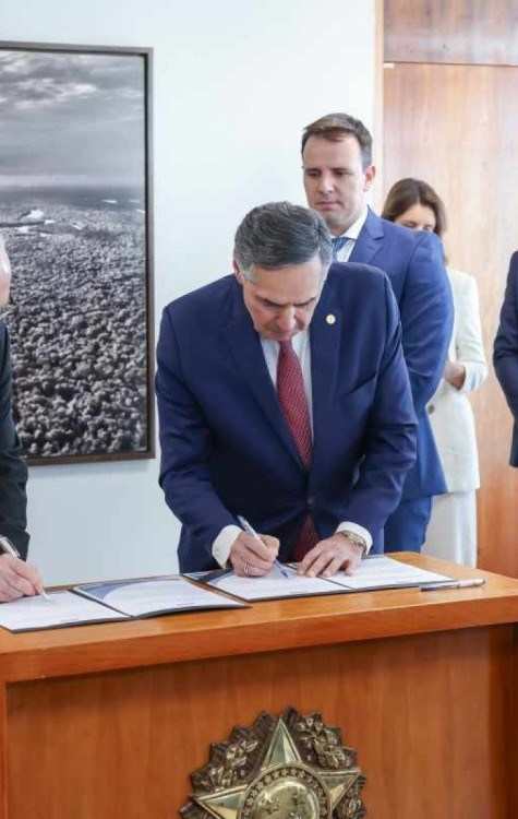 Ministros Edson Fachin e Barroso, vice e presidente do STF, assinam acordo. Redes por ora atuarão educativamente -  (crédito: Antonio Augusto/SCO/STF)
