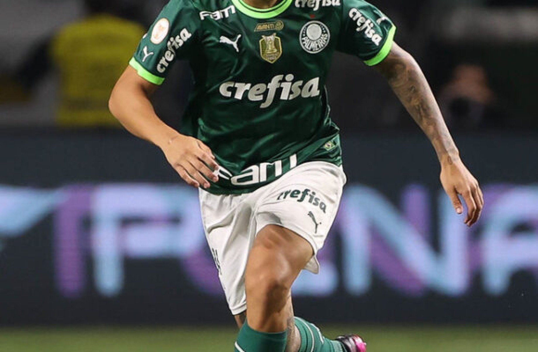 Naves renova contrato com o Palmeiras e muda status no clube