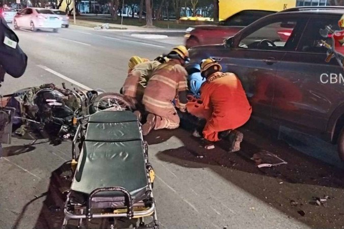 Após os socorristas conseguirem regular a situação médica do motociclista, foi encaminhado ao Hospital de Base. -  (crédito: CBMDF/Divulgação)