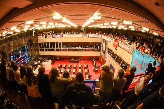 Servidores lotaram a Assembleia para pressionar por um reajuste maior do que 4,62% - (crédito: Leandro Couri/EM/D.A Press) Servidores lotaram a Assembleia para pressionar por um reajuste maior do que 4,62% - (crédito: Leandro Couri/EM/D.A Press)