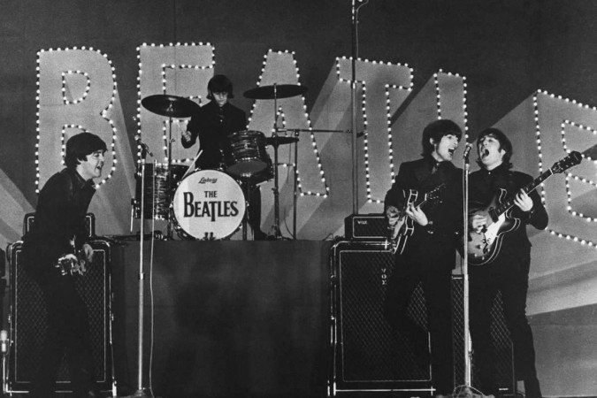 Esta foto tirada em 30 de junho de 1966 mostra a banda britânica The Beatles, (da esquerda para a direita) Paul McCartney, Ringo Starr, George Harrison e John Lennon, se apresentando durante seu show no Budokan em Tóquio
- (crédito: AFP) Esta foto tirada em 30 de junho de 1966 mostra a banda britânica The Beatles, (da esquerda para a direita) Paul McCartney, Ringo Starr, George Harrison e John Lennon, se apresentando durante seu show no Budokan em Tóquio
- (crédito: AFP)