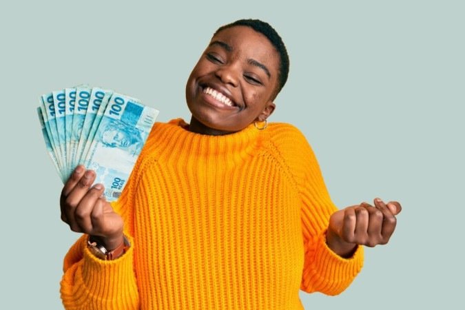 Para fazer bom uso dos rendimentos também a longo prazo, é importante se educar financeiramente e buscar economizar (Imagem: Krakenimages.com | Shutterstock) - (crédito: EdiCase) Para fazer bom uso dos rendimentos também a longo prazo, é importante se educar financeiramente e buscar economizar (Imagem: Krakenimages.com | Shutterstock) - (crédito: EdiCase)