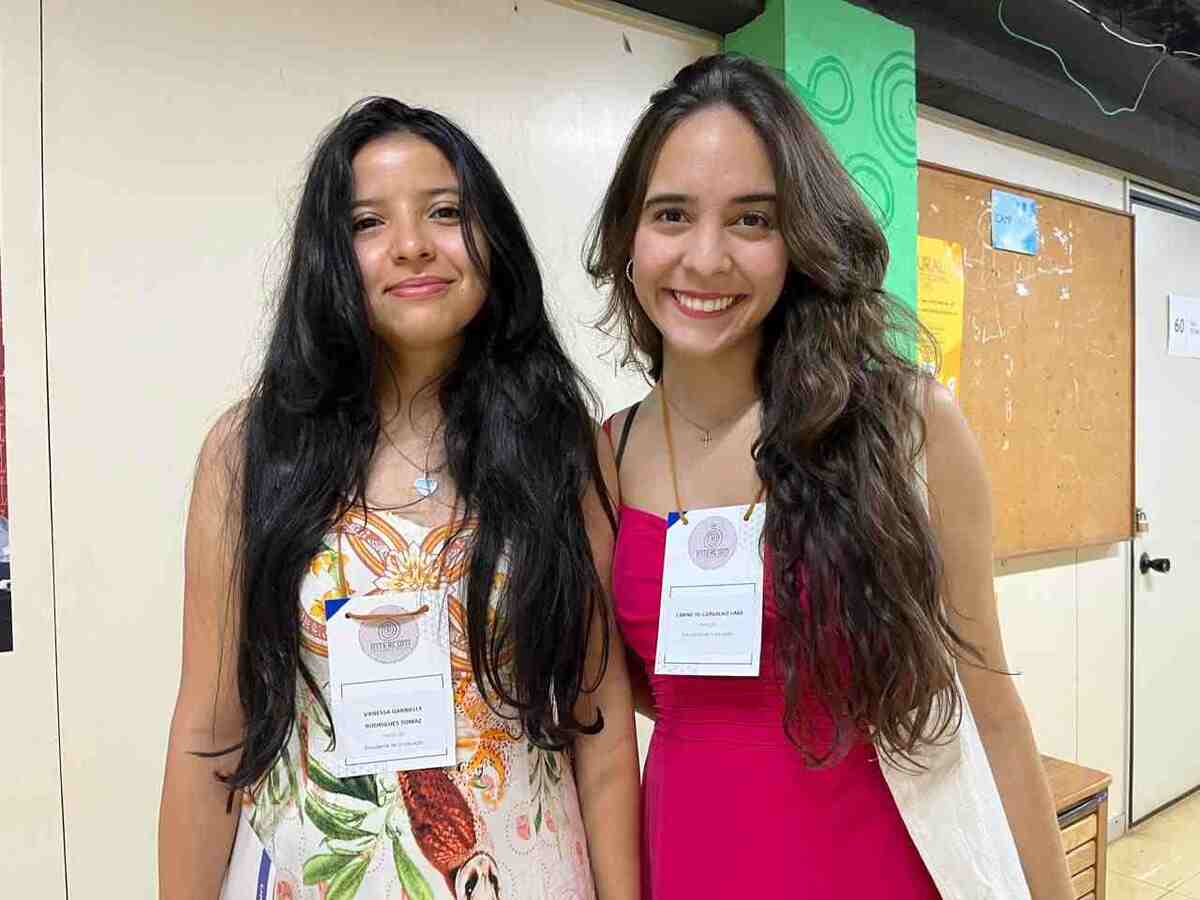 Vanessa Gabrielly (esquerda) e Carine Lima (direita).
