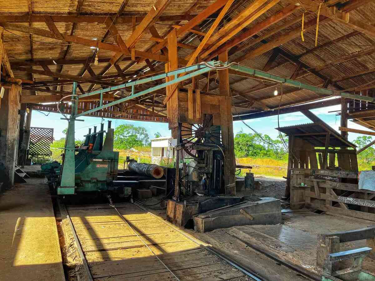Os equipamentos são avaliados em cerca de R$ 2 milhões. Também foram apreendidos cerca de 140 metros cúbicos de madeira, avaliados em R$ 70 mil