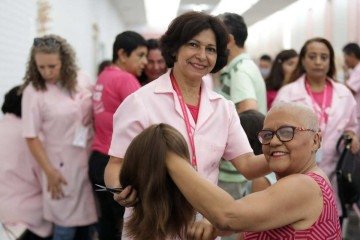 As perucas são produzidas por voluntários, a partir de cabelos naturais doados ao projeto - (crédito: Secretaria de Saúde do DF) As perucas são produzidas por voluntários, a partir de cabelos naturais doados ao projeto - (crédito: Secretaria de Saúde do DF)
