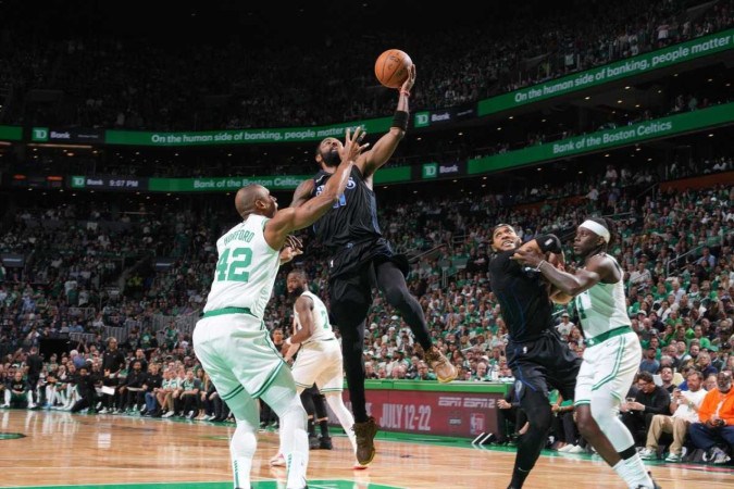   Dallas Mavericks vai até a cesta durante o jogo contra o Boston Celtics durante o jogo 1 das finais da NBA de 2024 -  (crédito:  Getty Images via AFP)
