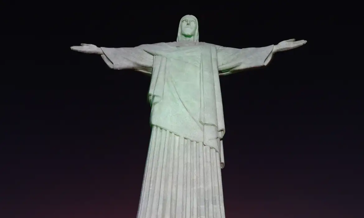 Cristo Redentor, no Rio, veste hoje o traje típico da Coreia do Sul  -  (crédito: EBC)