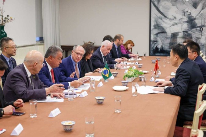 Reunião entre a comitiva brasileira, comandada por Alckmin, e representantes de instituições chinesas. Entre os recursos obtidos, R$ 5 bilhões para aplicar na recuperação do Rio Grande do Sul -  (crédito: Divulgação/VPR)