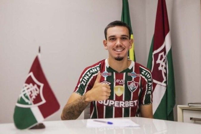Caio Amaral assina contrato com Fluminense  -  (crédito: - Foto: Lucas Merçon/Fluminense)
