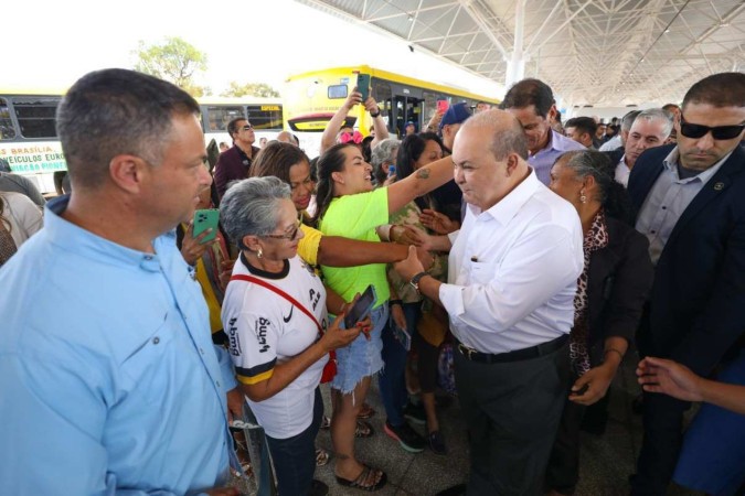 Governador visitou nova rodoviária do Itapoã, que deverá ter entre 4 mil e 5 mil pessoas circulando diariamente -  (crédito: Fotos: Renato Alves/Agência Brasília)