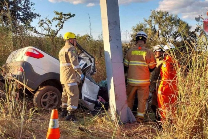 O motorista morreu no local. Os outros três passageiros foram levados para hospitais da região -  (crédito: CBMDF/Divulgação)