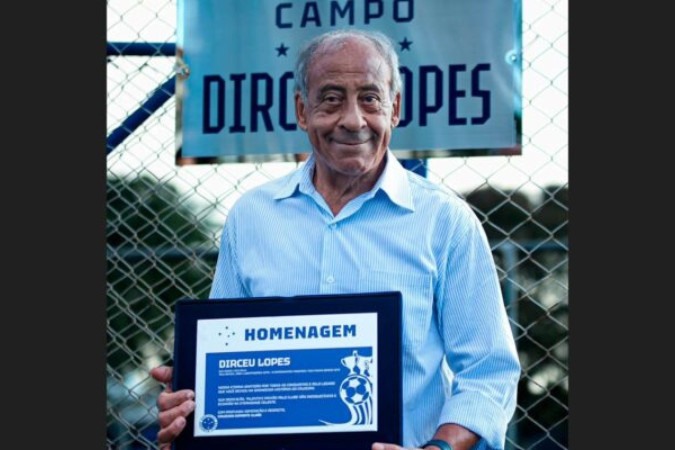 Dirceu Lopes e a placa que recebeu em sua homenagem -  (crédito: Foto: Divulgação / Cruzeiro)