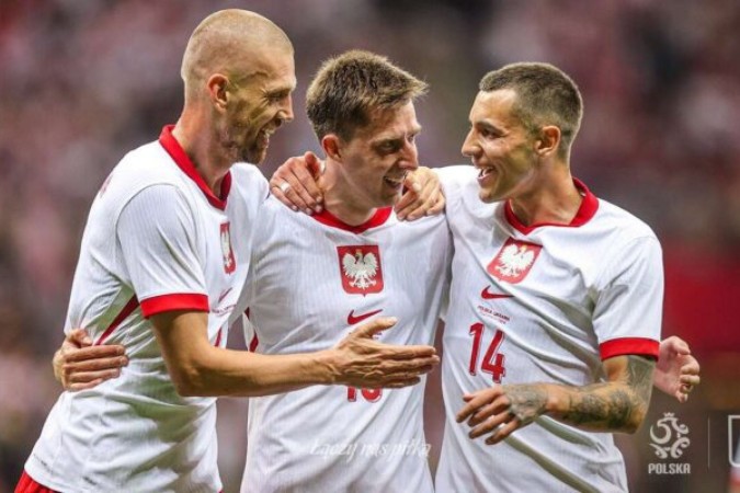 Jogadores da Polônia comemoram gol diante da Ucrânia em amistoso -  (crédito: Foto: Divulgação/Polish National Football Team - Polonia)