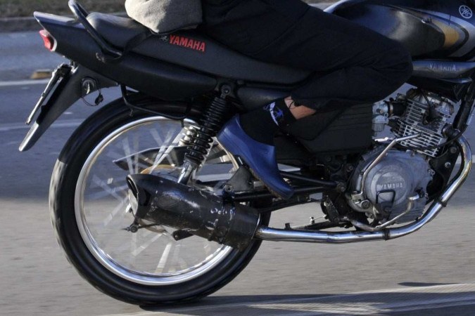 As motos são os principais veículos flagrados por 
uso do acessório -  (crédito: Minervino Júnior/CB/D.A.Press)