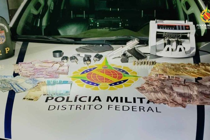 Além da arma, a polícia apreendeu, em uma das abordagens, dinheiro, uma contadora de cédulas e substâncias ilícitas  -  (crédito: Divulgação/PMDF)