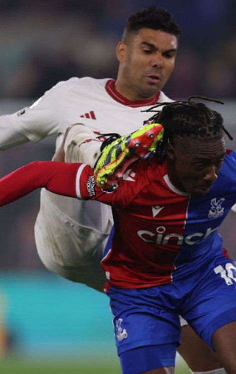  Manchester United's Brazilian midfielder #18 Casemiro (L) vies with Crystal Palace's English midfielder #10 Eberechi Eze (R) during the English Premier League football match between Crystal Palace and Manchester United at Selhurst Park in south London on May 6, 2024. (Photo by Adrian DENNIS / AFP) / RESTRICTED TO EDITORIAL USE. No use with unauthorized audio, video, data, fixture lists, club/league logos or 'live' services. Online in-match use limited to 120 images. An additional 40 images may be used in extra time. No video emulation. Social media in-match use limited to 120 images. An additional 40 images may be used in extra time. No use in betting publications, games or single club/league/player publications. /
     -  (crédito:  AFP)