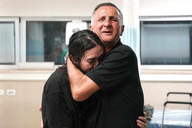 Noa Argamani, 26 anos, reencontra o pai, Yaakov, aniversariante do dia: foto do sequestro viralizou  -  (crédito: IDF/AFP)