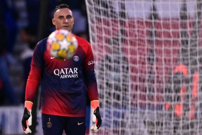  Paris Saint-Germain's Costa Rican Goalkeeper #01 Keylor Navas watches the ball as he warms up ahead of the UEFA Champions League quarter final first leg football match between Paris Saint-Germain (PSG) and FC Barcelona at the Parc des Princes stadium in Paris on April 10, 2024. (Photo by Miguel MEDINA / AFP) (Photo by MIGUEL MEDINA/AFP via Getty Images)
     -  (crédito:  AFP via Getty Images)