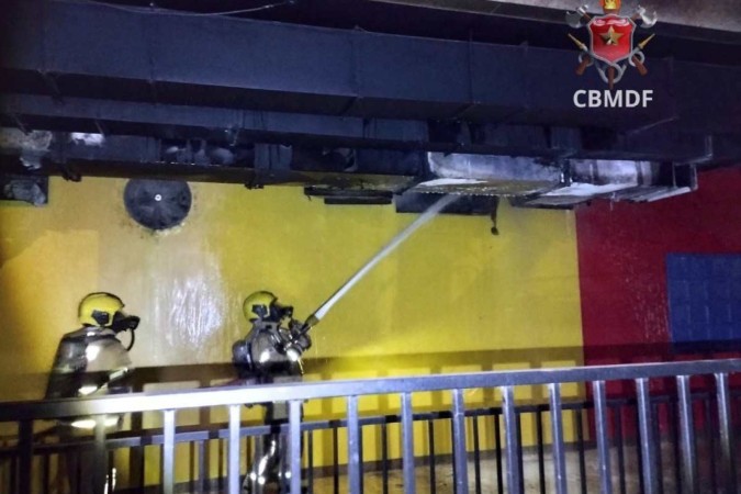 Corpo de Bombeiros contém incêndio em coifa do restaurante Caminito na 403 norte -  (crédito: CBMDF/Divulgação)