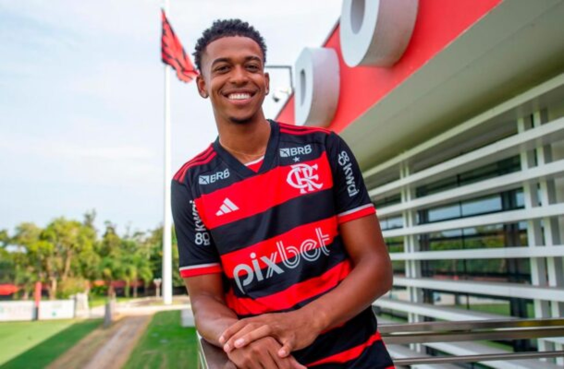 Carlinhos volta a treina no Flamengo após morte da mãe