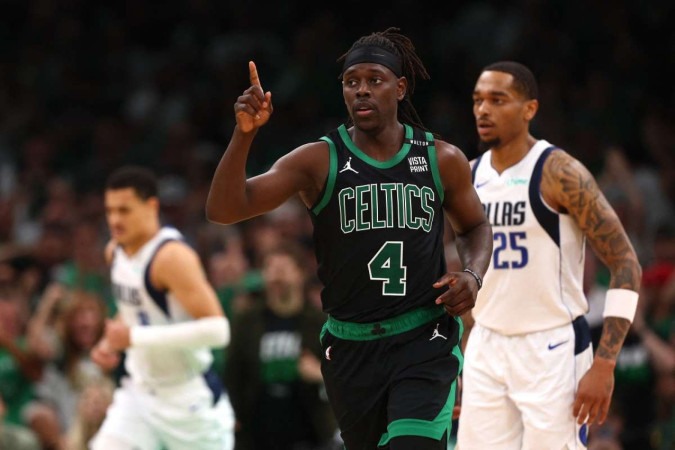 Jrue Holiday comandou o triunfo do Boston Celtics com 26 pontos em noite onfire no TD Garden -  (crédito:  Maddie Meyer / GETTY IMAGES NORTH AMERICA / Getty Images via AFP)       )