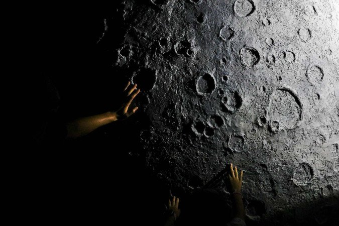 Uma imagem divulgada pela mídia estatal chinesa mostra uma sonda lunar carregando a bandeira do país -  (crédito:  EPA-EFE/REX/Shutterstock)