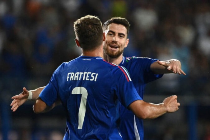 Frattesi (de costas) recebe o abraço de Jorginho (brasileiro naturalizado italiano) logo após fazer o belo gol que definiu a vitória sobre a Bósnia -  (crédito: Foto: Isabella Bonotto/ AFP via Getty Images)