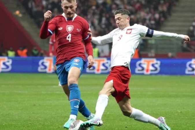 Atacante Lewandowski, do Barcelona, é o grande destaque da Polônia  -  (crédito: Foto: Janek Skarzinski / AFP via Getty Images)
