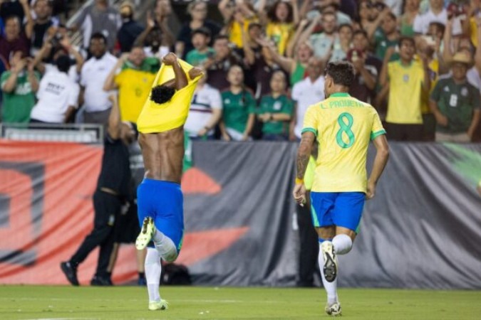 Endrick celebra o gol jogando a camisa do Brasil no gramado -  (crédito: Fotro: Aric Becker/AFP via Getty Images)