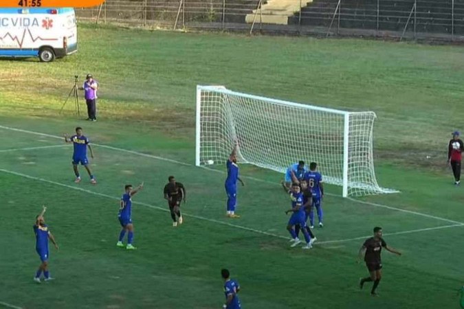 Tobinha comemora o gol enquanto os jogadores do Iporá questionam se a bola entrou: o bandeirinha validou -  (crédito: Reprodução/TV Brasiliense)