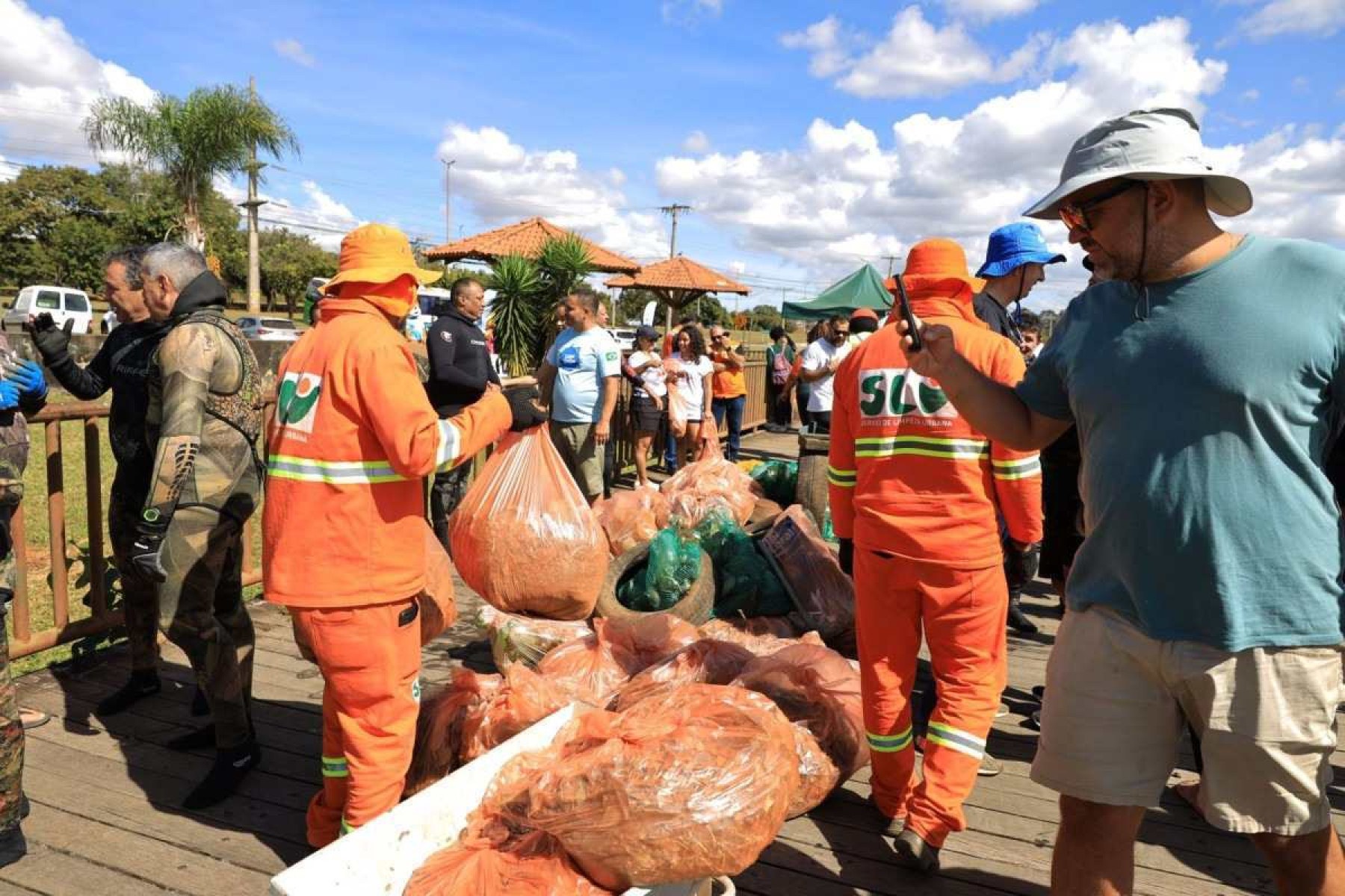 Ação do SLU remove 570 quilos de resíduos do Lago Paranoá