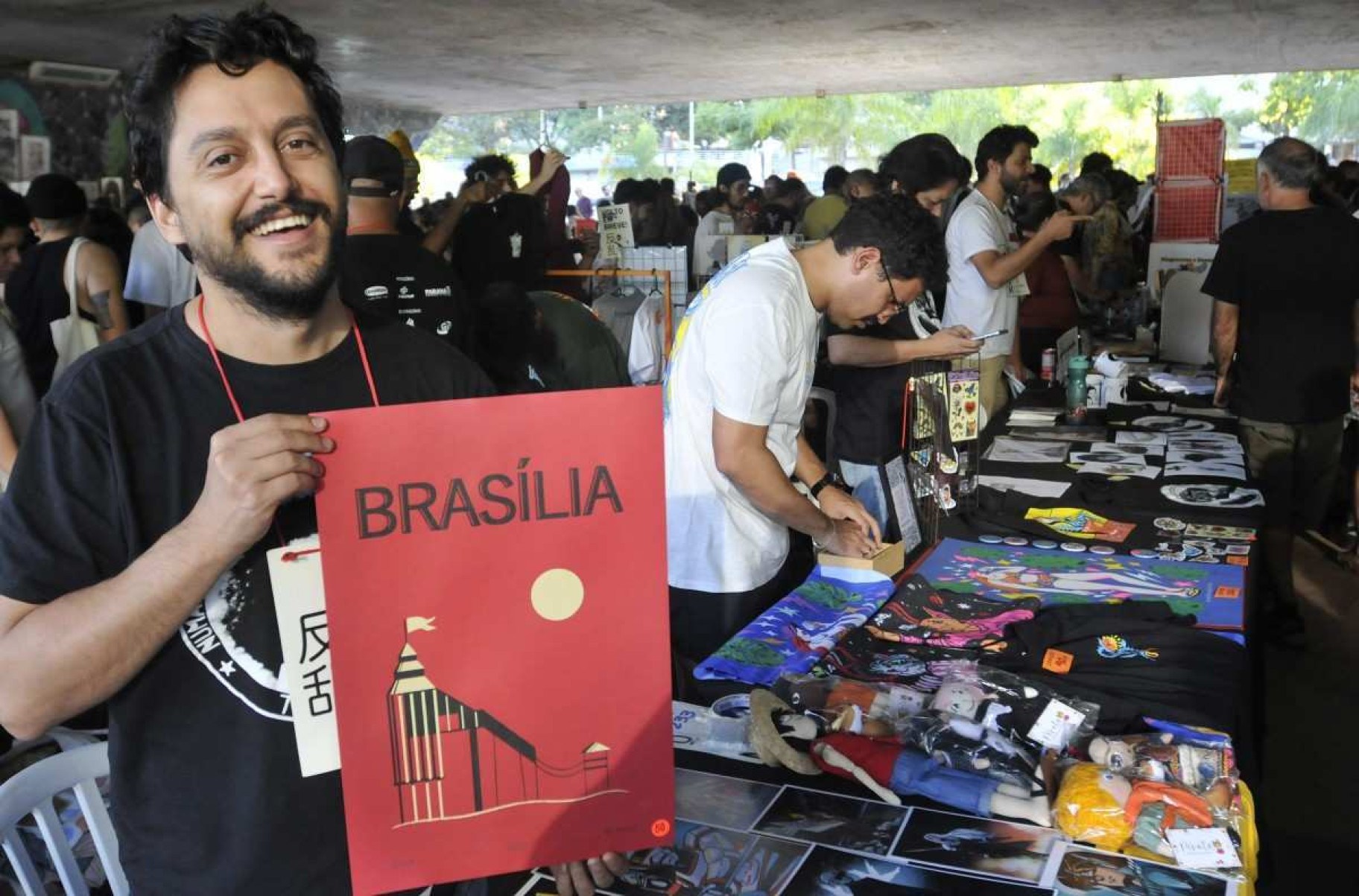  Artista do quadro do Correio Braziliense, Lucas Pacífico esteve na feira de ilustração