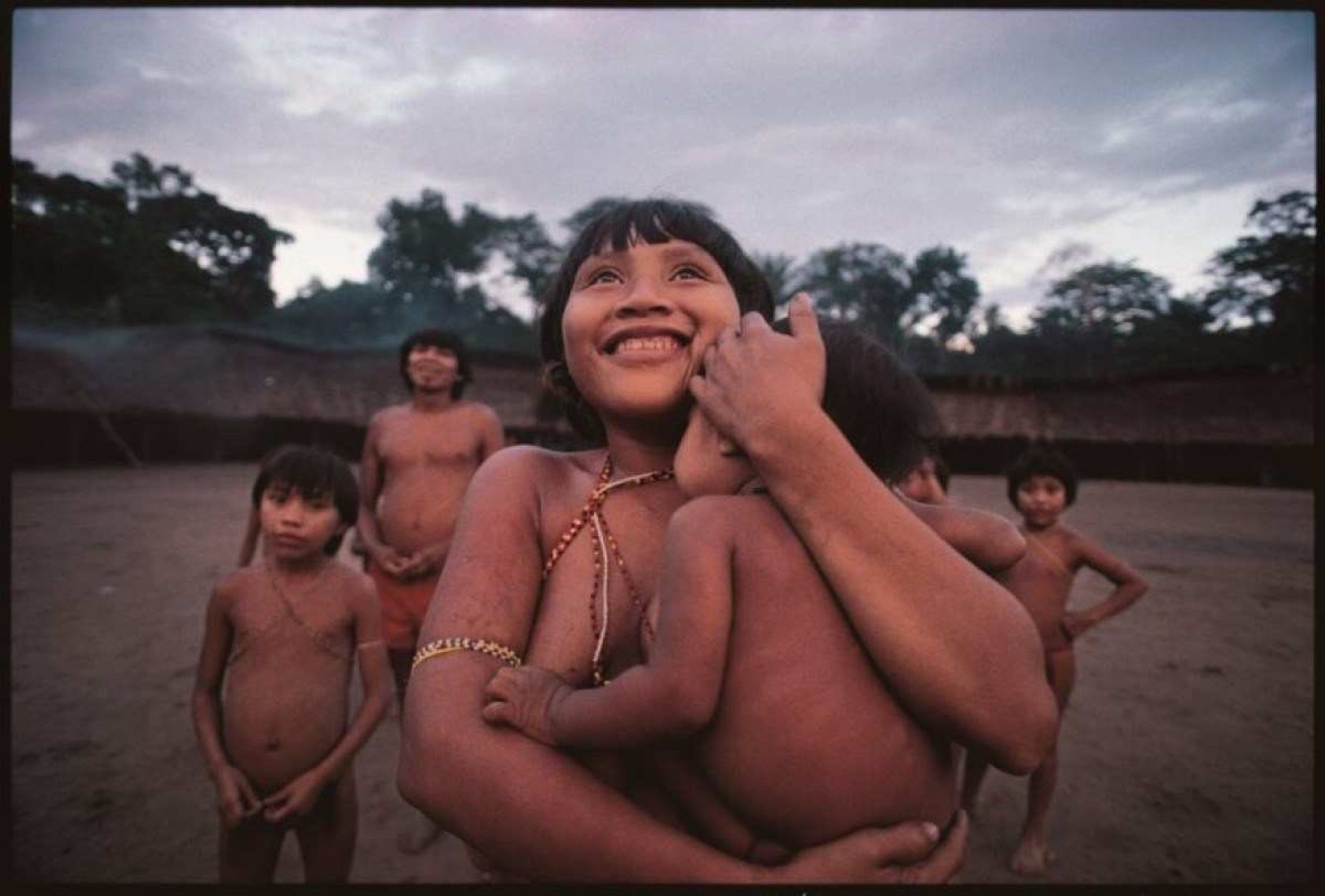 Fotos do japonês Hiromi Nagafura na exposição Hiromi Nagakura até a Amazônia com Ailton Krenak , em cartaz no CCBB