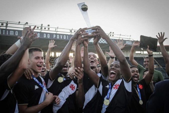 Jogadores do Vasco comemoram título da Copa Rio sub-20, vencido sobre o Flamengo -  (crédito: Foto: Matheus Lima/Vasco)