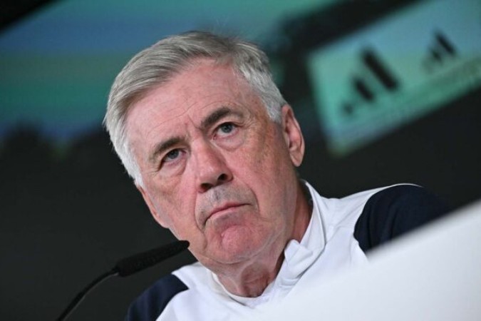 Real Madrid's Italian coach Carlo Ancelotti holds a press conference at the Real Madrid Sport City in Valdebebas, on the outskirts of Madrid, on the eve of their Liga football match against FC Barcelona, in Madrid on April 20, 2024. (Photo by JAVIER SORIANO / AFP) (Photo by JAVIER SORIANO/AFP via Getty Images)
     -  (crédito:  AFP via Getty Images)