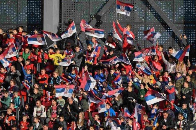 Torcedores da Sérvia em jogo contra a Bulgária; polícia quer evitar confronto com ingleses -  (crédito: Foto: ANDREJ ISAKOVIC/AFP via Getty Images)